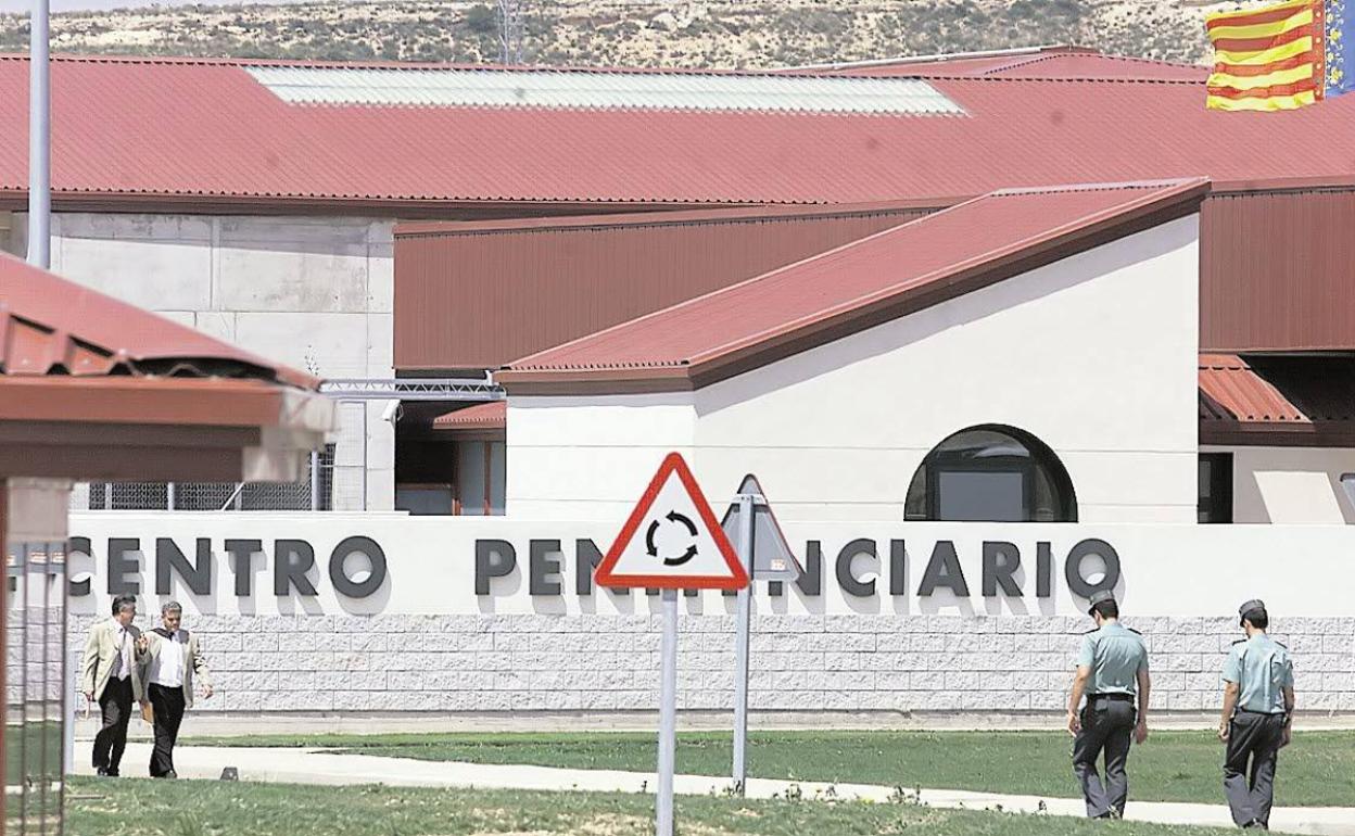 Entrada principal del Centro Penitenciario de Villena. 