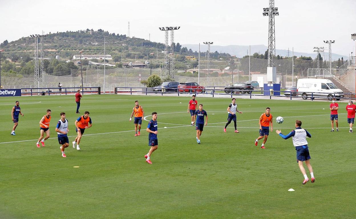 Los jugadores del Levante, durante un entrenamiento en la ciudad deportiva de Buñol.