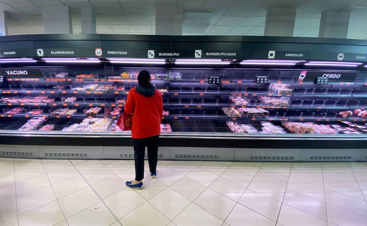 Estanterías de comida semivacías en Mercadona. 