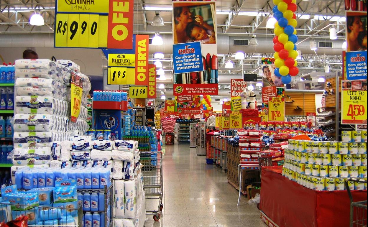 Interior de un supermercado. 