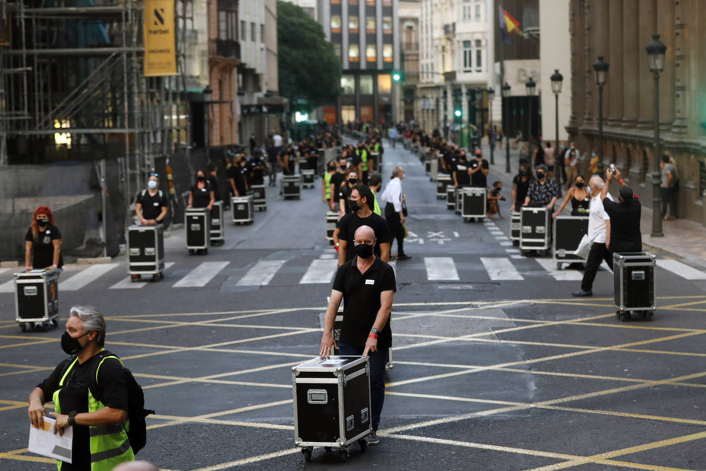 Una movilización de 400 profesionales se ha manifestado contra la Administración este jueves para pedir reactivar las agendas culturales para una industria «en alerta roja».