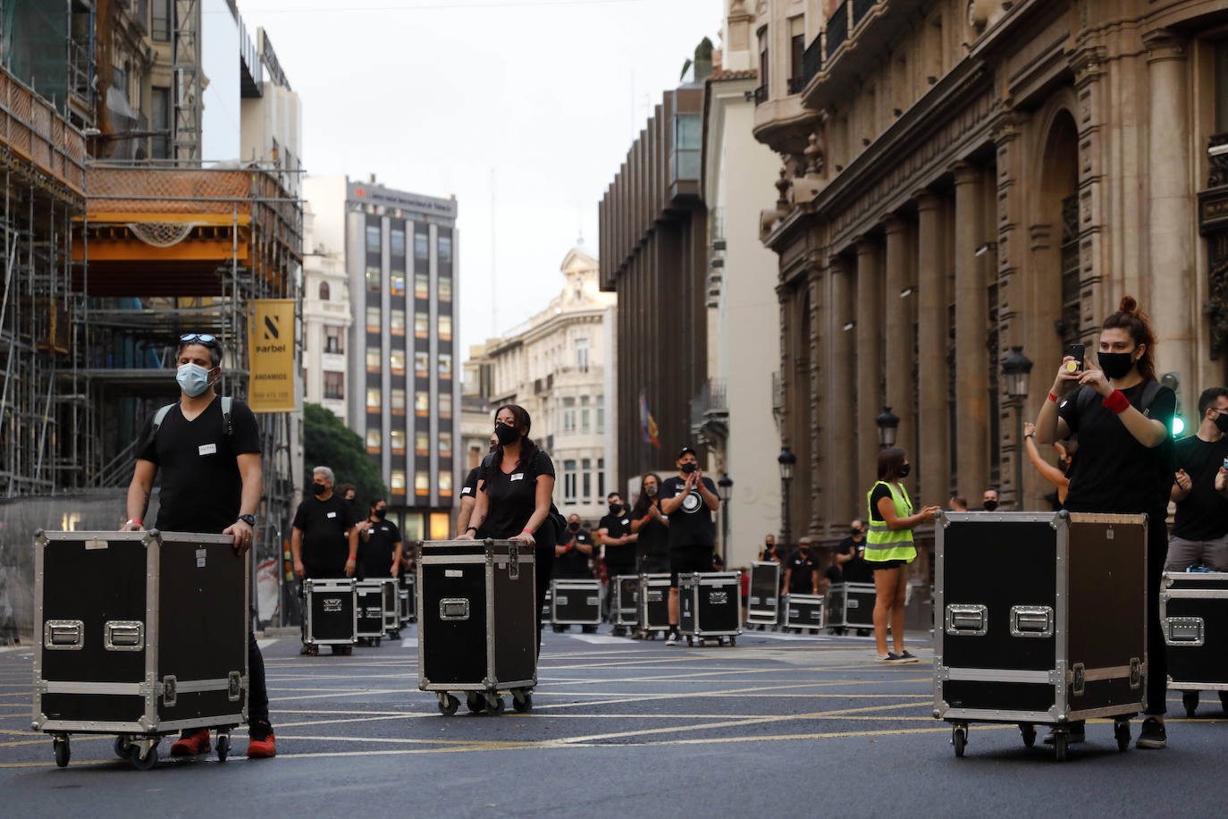 Una movilización de 400 profesionales se ha manifestado contra la Administración este jueves para pedir reactivar las agendas culturales para una industria «en alerta roja».