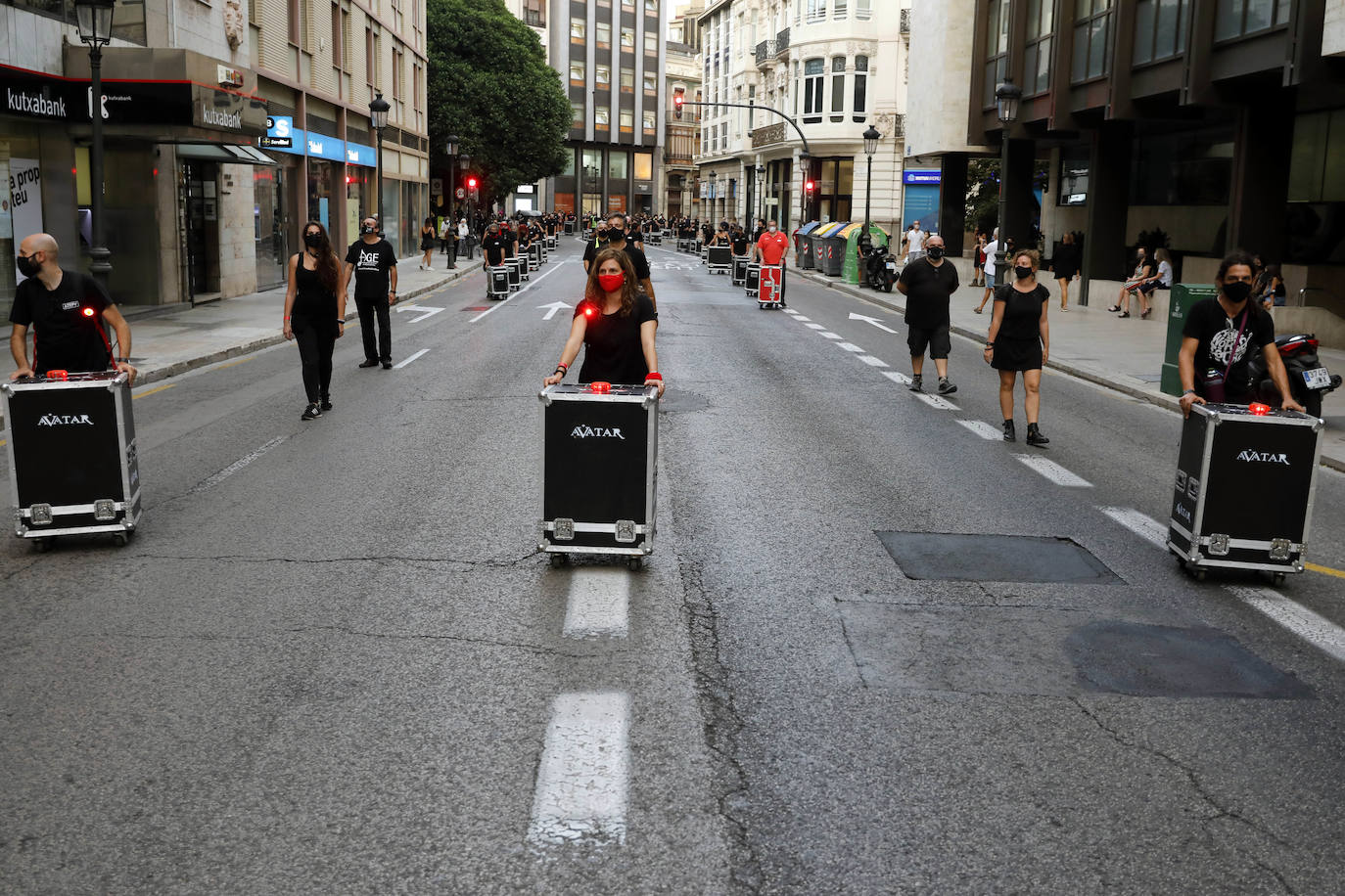 Una movilización de 400 profesionales se ha manifestado contra la Administración este jueves para pedir reactivar las agendas culturales para una industria «en alerta roja».