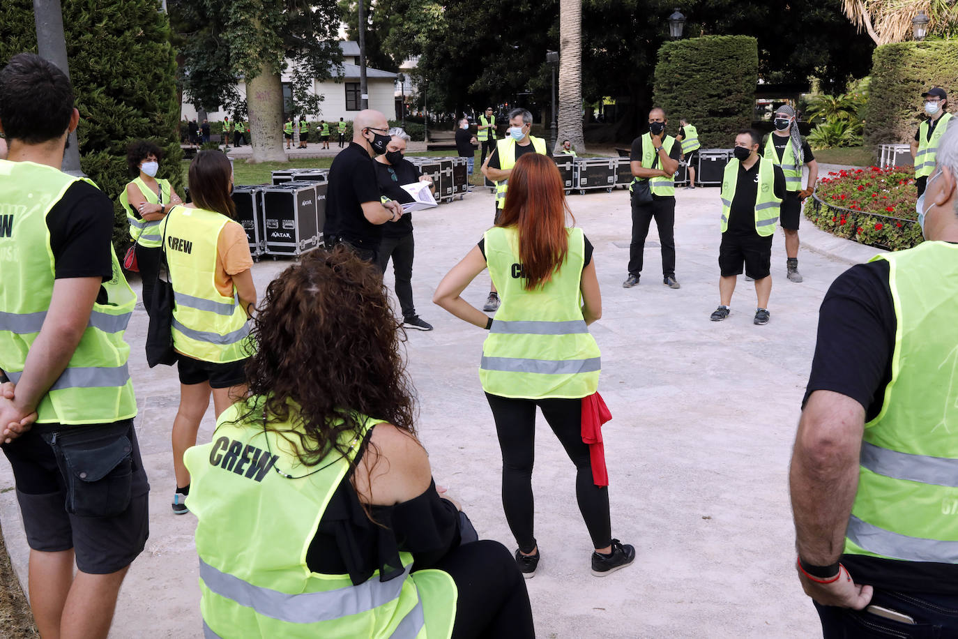 Una movilización de 400 profesionales se ha manifestado contra la Administración este jueves para pedir reactivar las agendas culturales para una industria «en alerta roja».