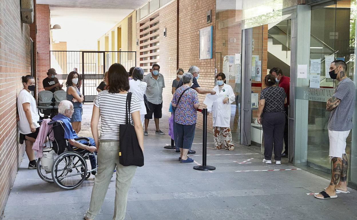 Cola de pacientes en un centro de salud de Valencia.