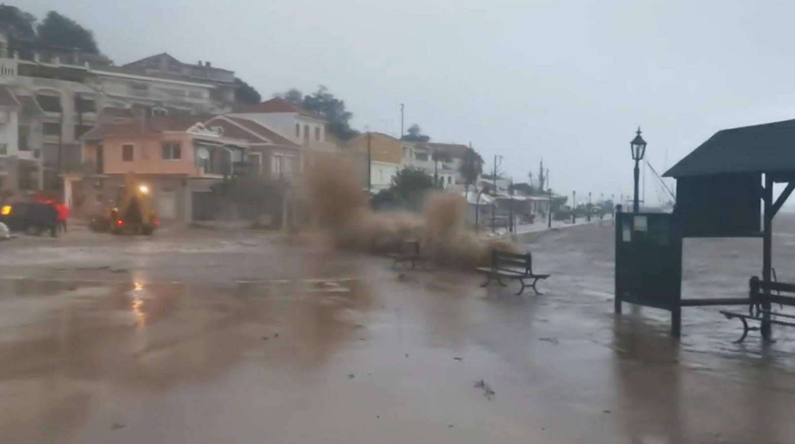 Un sorprendente ciclón tropical provoca graves destrozos en las islas griegas, con cortes de electricidad, carreteras cortadas y los colegios cerrados