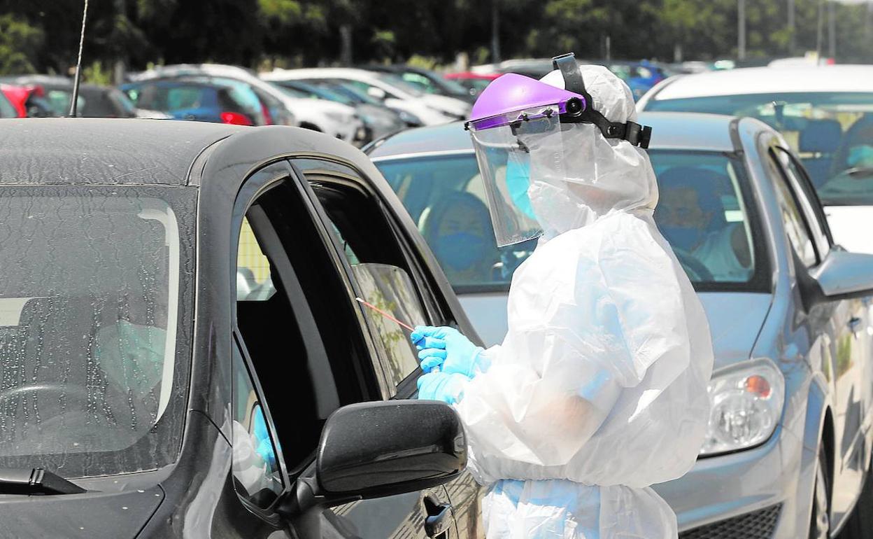 Personal sanitario realiza pruebas PCR en el hospital de campaña de La Fe.