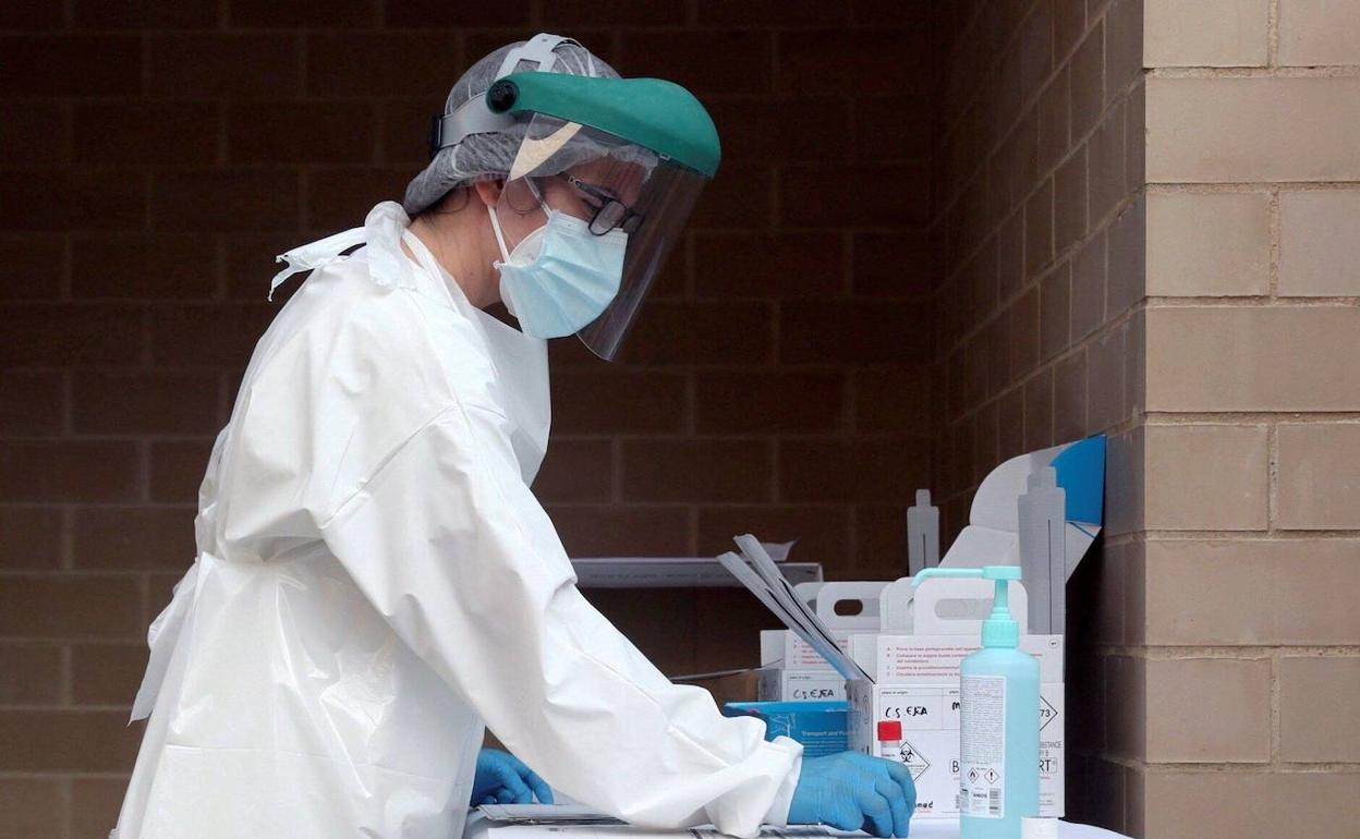 Sanitarias se preparan para hacer test PCR en un Centro de Salud.