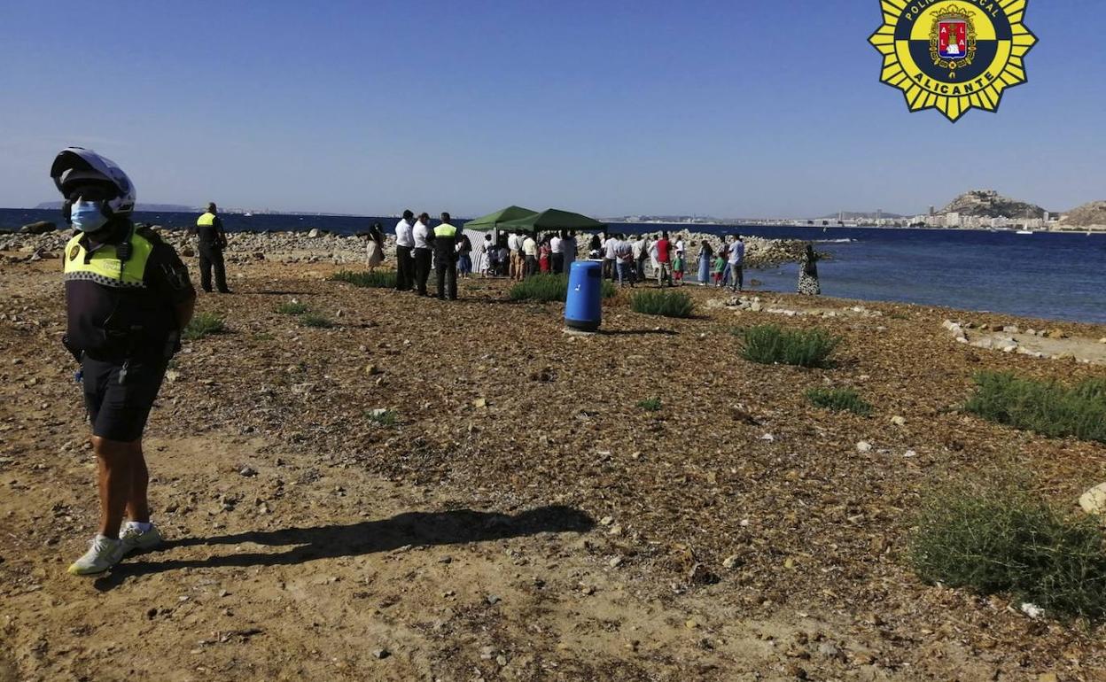 Los agentes intervienen sobre la playa de la Almadraba de Alicante. 