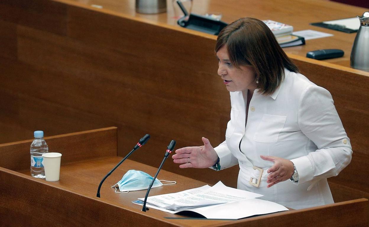 La presidenta del PPCV, Isabel Bonig, durante el debate