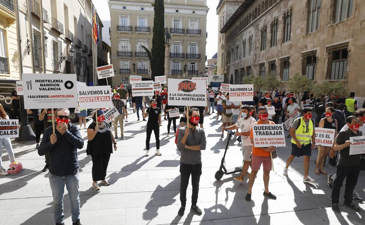 Concentración de los hosteleros frente al Palau. 