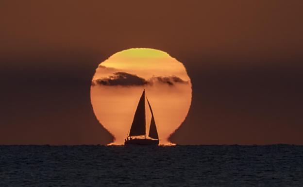 La foto de un amanecer en Cullera despierta el interés de la NASA por el inusual 'efecto omega'