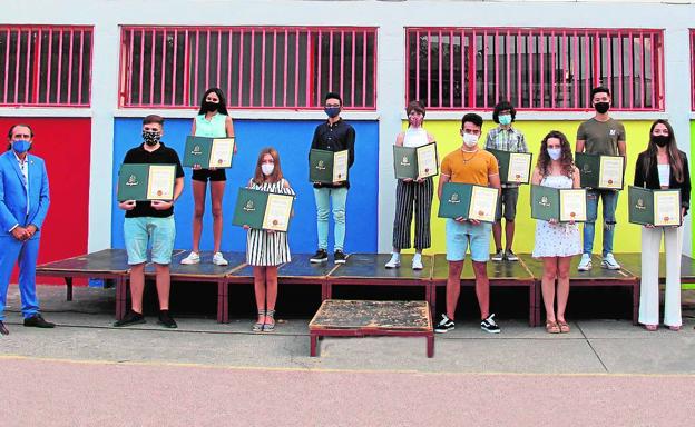 El alcalde, Ximo Segarra, y el concejal de Educación, Alfonso Faus, junto a los premiados