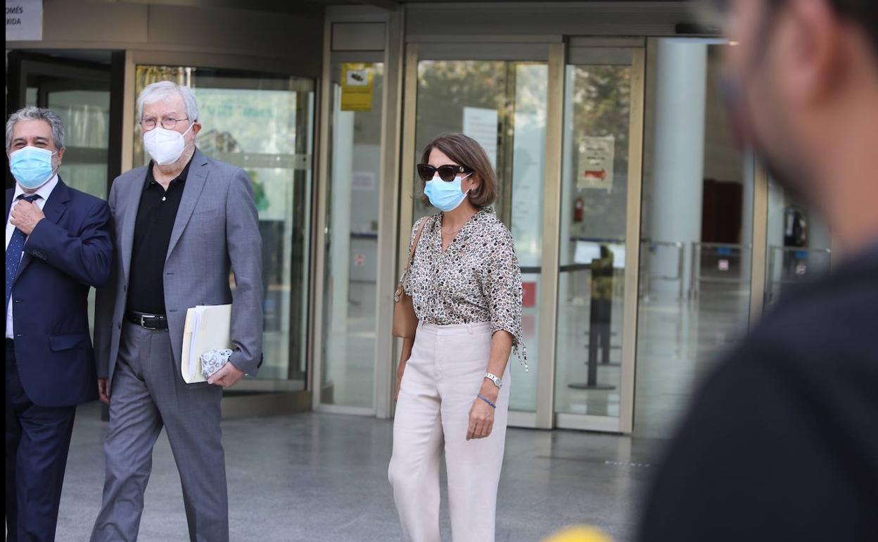 Celia Zafra, con su abogado, a la salida de la Ciudad de la Justicia de Valencia. 