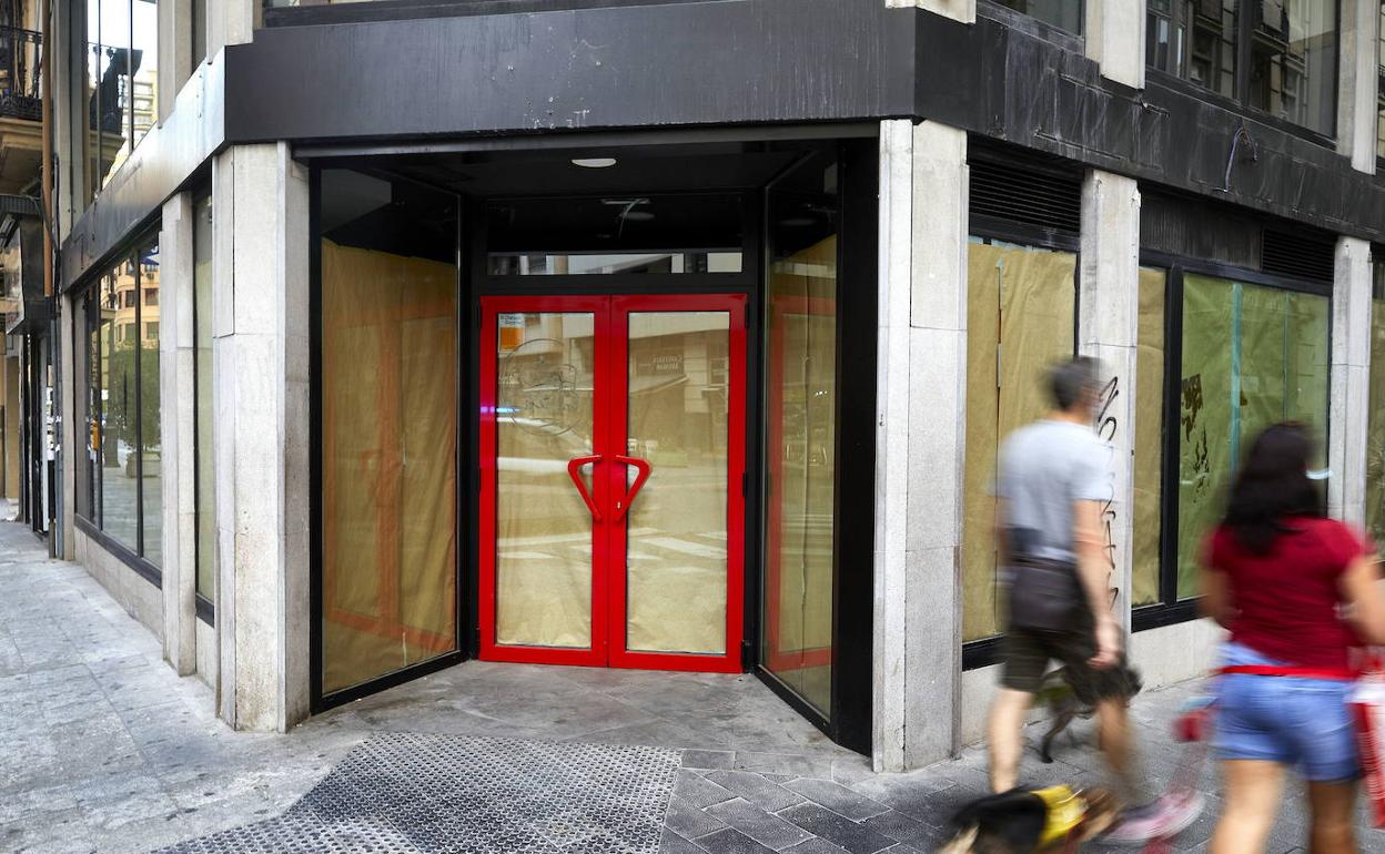 Comercio cerrado en el centro de Valencia. 