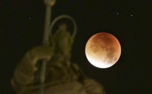 Así será el otoño: fechas de los dos eclipses, cambio de hora y luna llena 