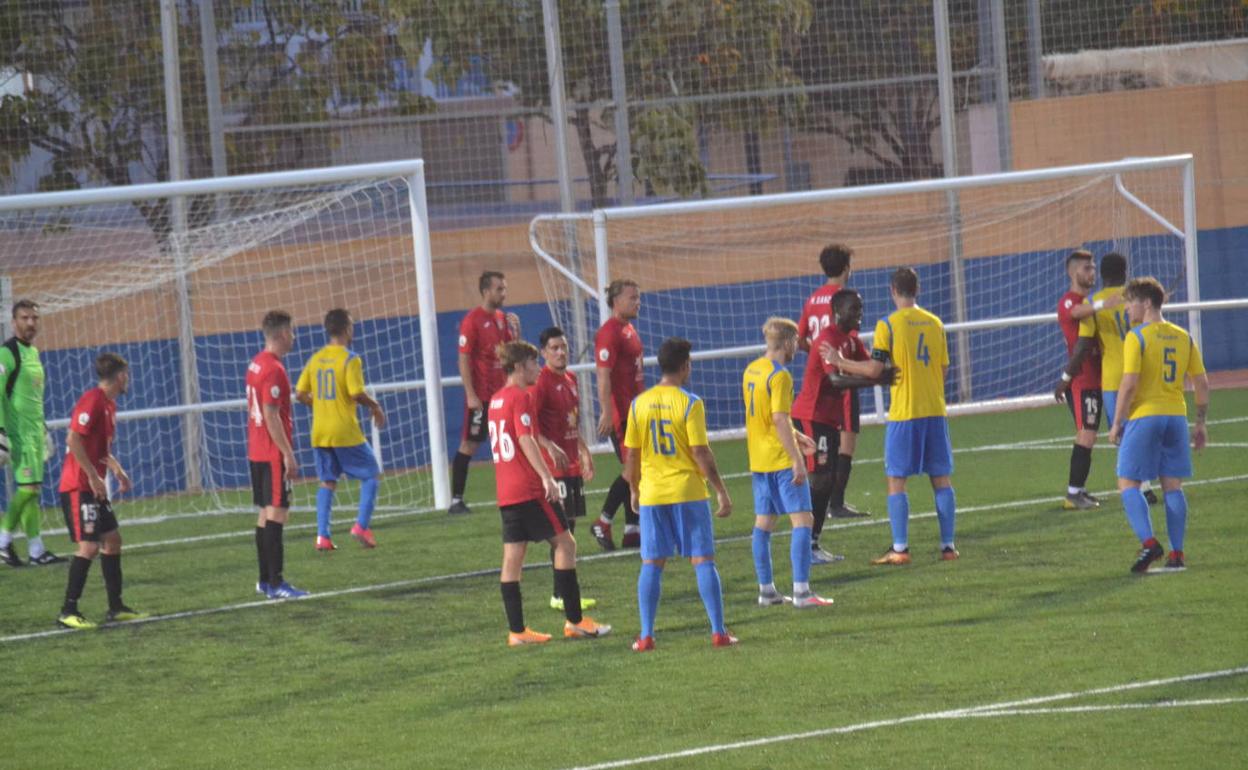 Partido del Dénia durante la pretemporada.