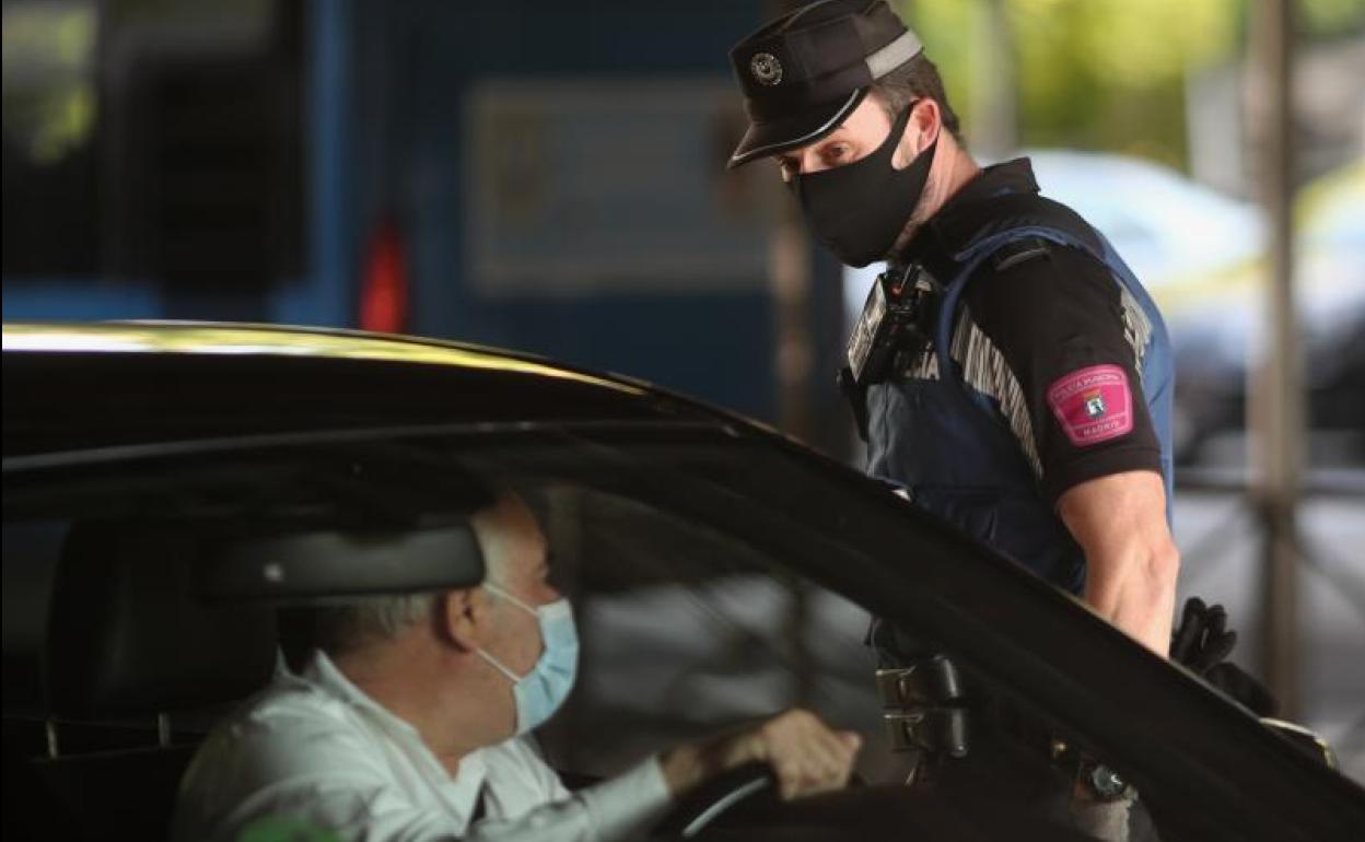 Un control policial en de movilidad en el distrito de Puente de Vallecas, Madrid. 