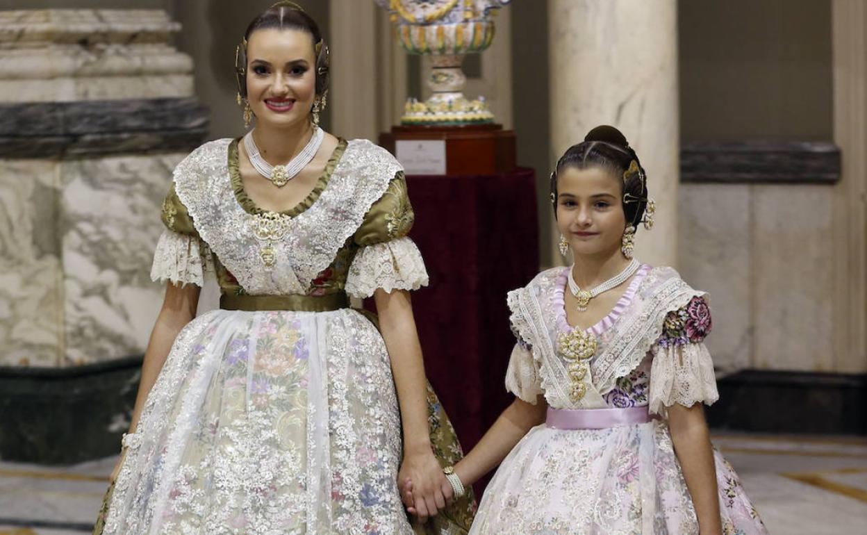 Consuelo Llobell y Carla García, en la proclamación de octubre de 2019 en el Salón de Cristal. 