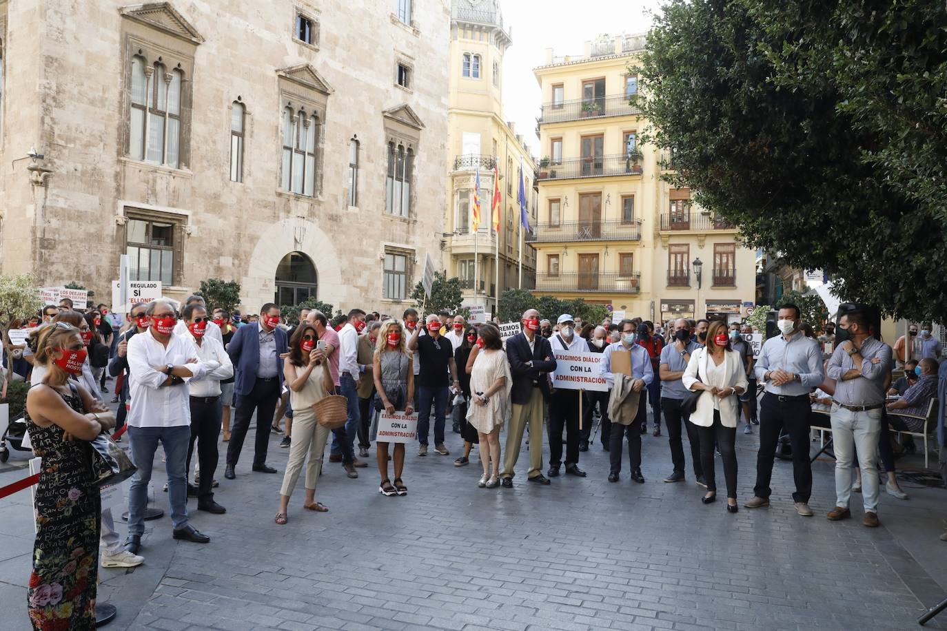 Concentración de hosteleros frente al Palau de la Generalitat