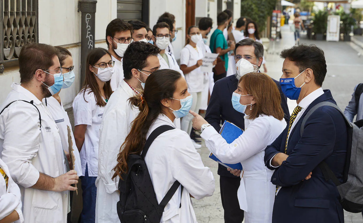 Los profesionales de la concesionaria reclaman información sobre la reversión mientras que los residentes urgen mejoras laborales para desconvocar la huelga