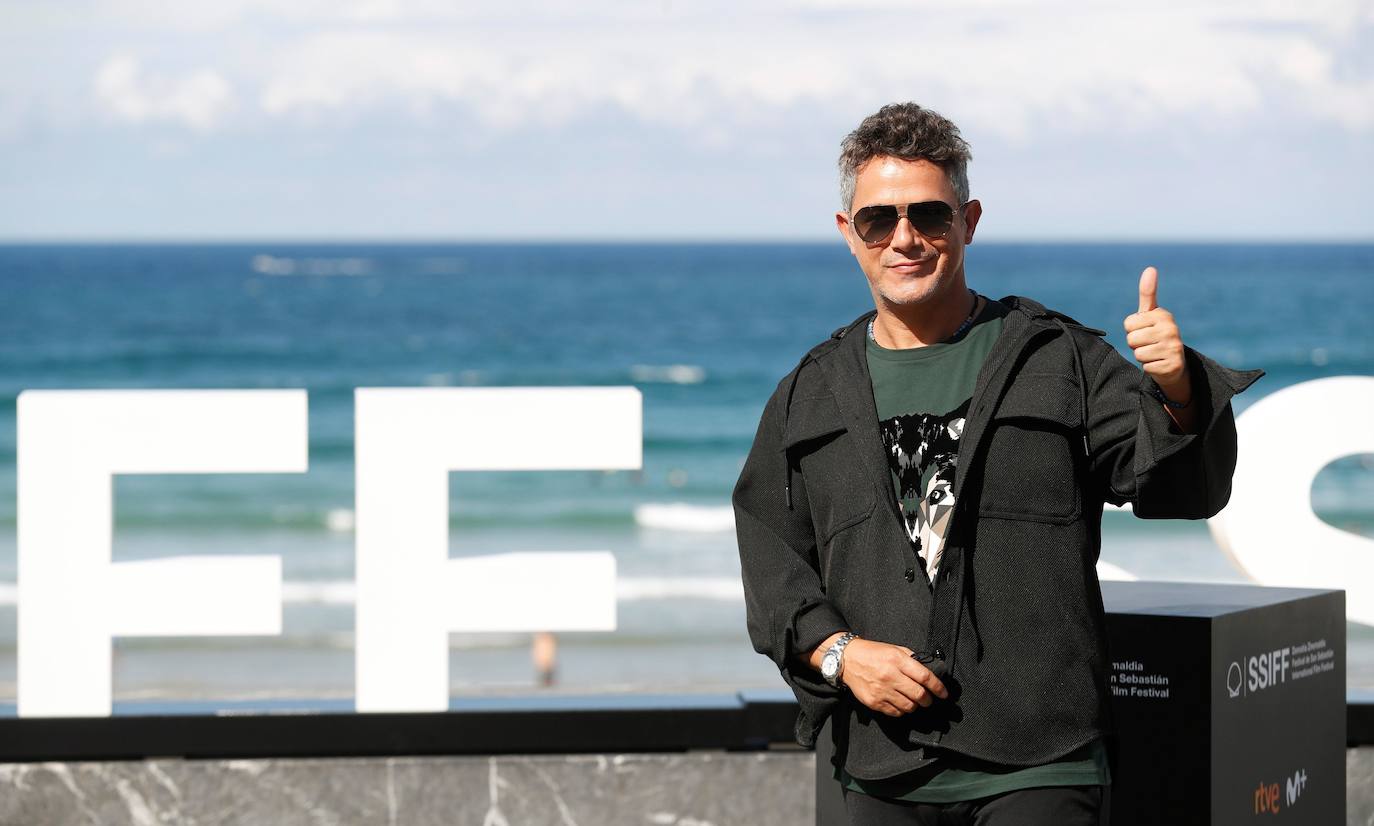 El cantante Alejandro Sanz posa este domingo en el paseo marítimo de San Sebastián antes de presentar la película 'El verano que vivimos'.