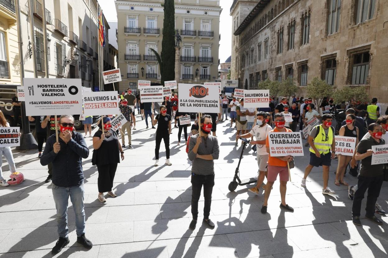 Decenas de hosteleros y profesionales protestan ayer en la plaza de Manises. iván arlandis