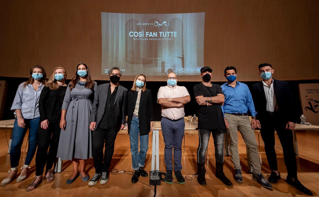 Jesús Iglesias, rodeado del equipo artístico de 'Cosî fan tutte', ayer en Les Arts. 