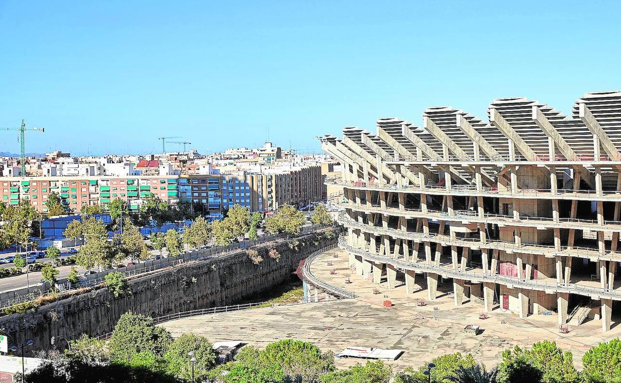 Vista del exterior del nuevo estadio del Valencia en la avenida Cortes Valencianas.