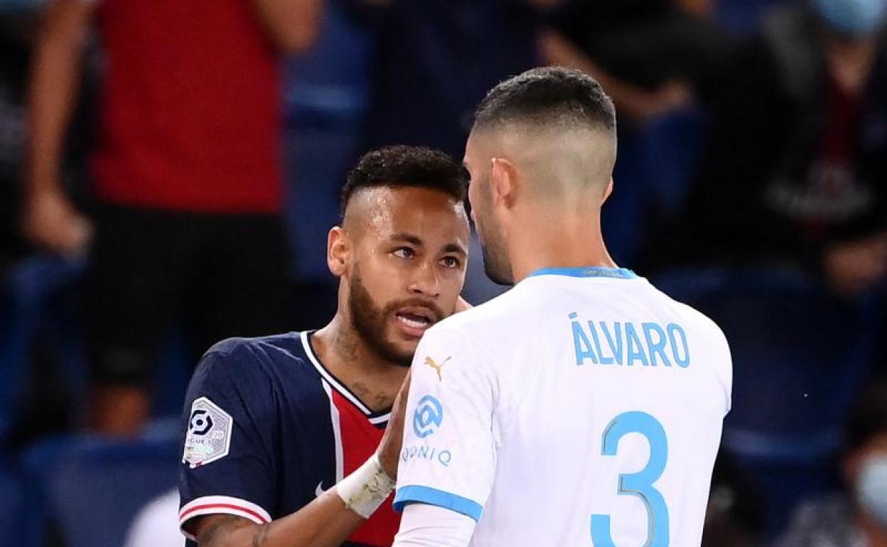 Neymar y Álvaro González, en plena trifulca. 