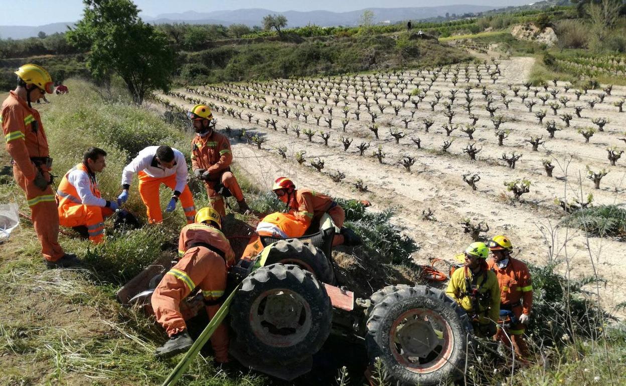 Muere un hombre de 55 años al volcar el tractor que conducía en Requena