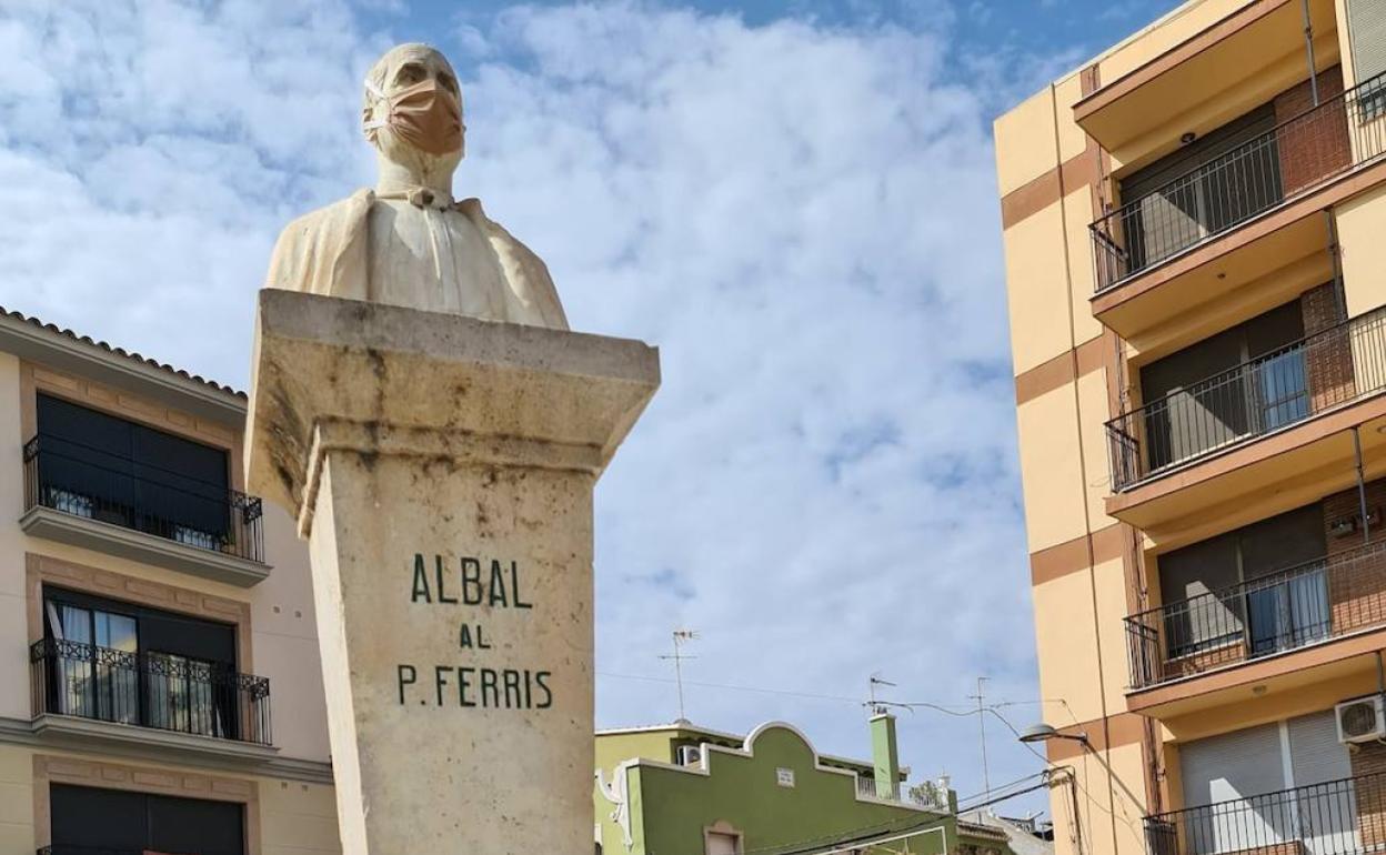 La escultura del Padre Carlos Ferris, con la mascarilla. 