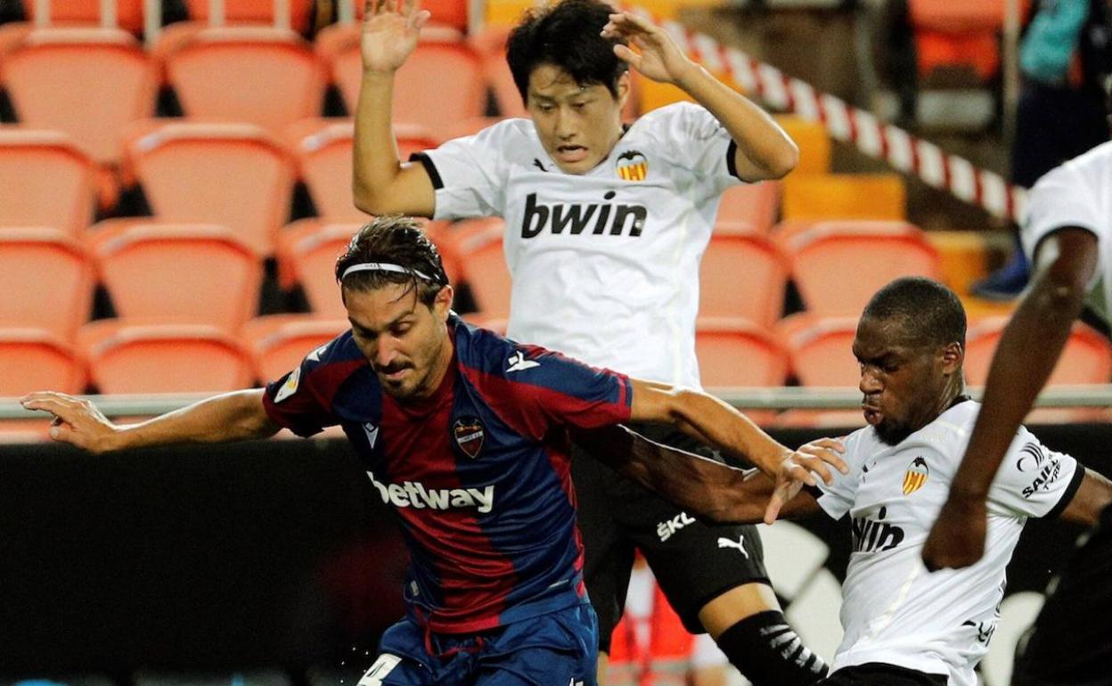 José Campaña, presionado por Kondogbia y Kang In durante el derbi en Mestalla.