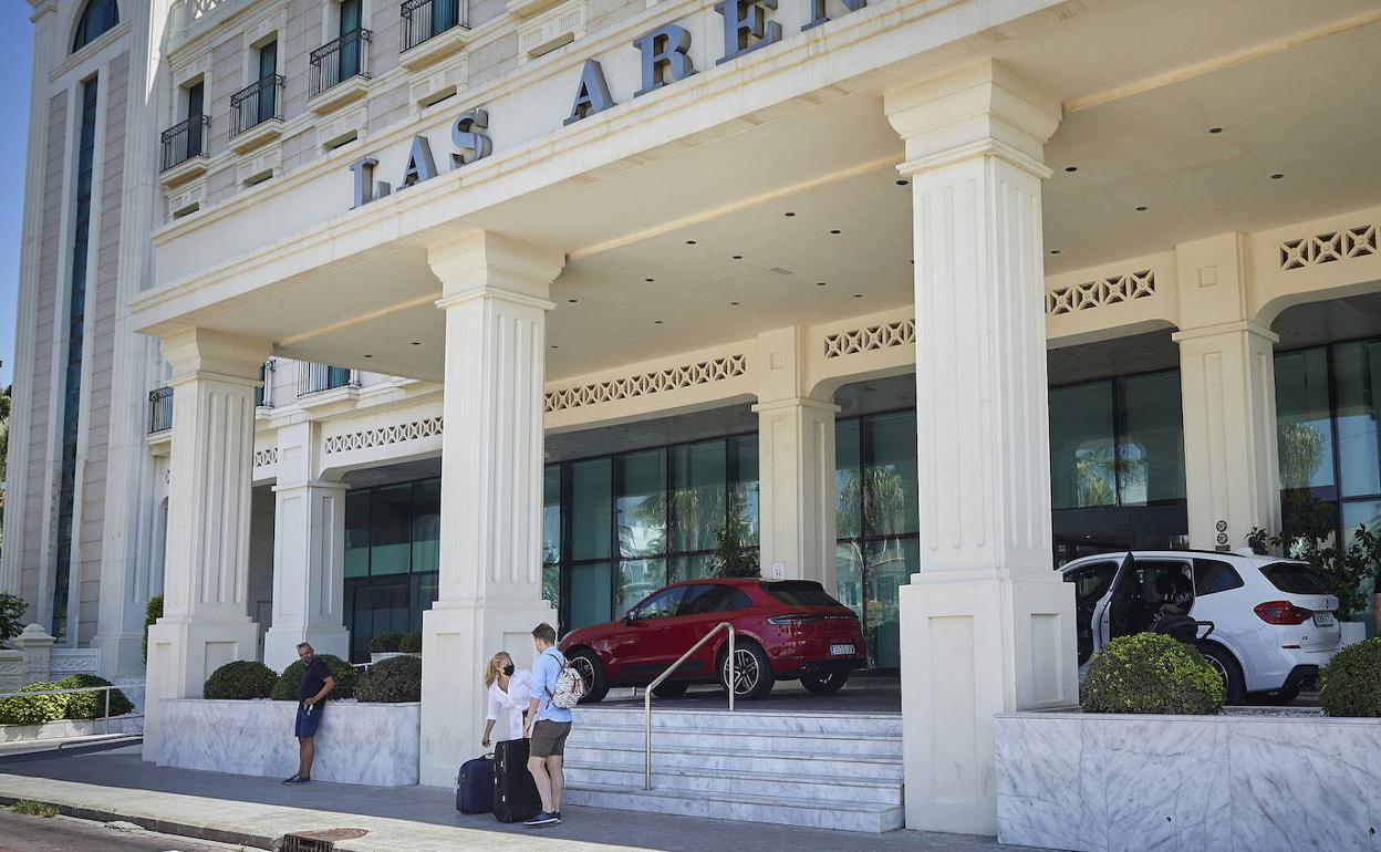 Clientes a las puertas de un hotel valenciano.