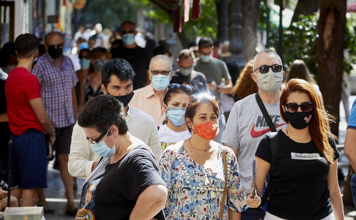 Viandantes en una calle de Valencia. 