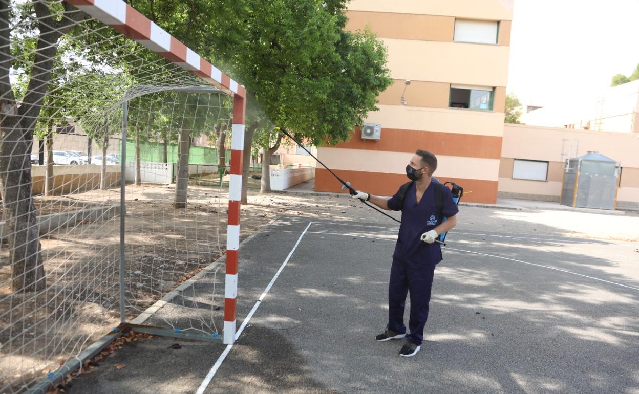 El Ayuntamiento está intensificando la desinfección en los espacios públicos. 