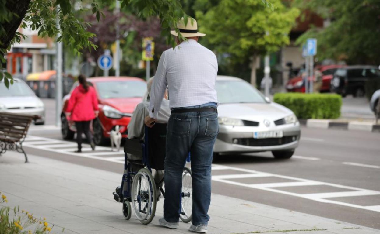 Dos personas pasean por la calle durante la epidemia del coronavirus.