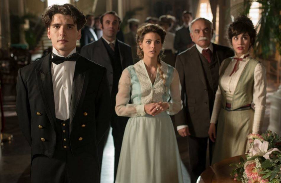 'Gran Hotel' (Antena 3, 2011-2013) | Tres temporadas y 39 episodios. Argumento: En España, en 1905, un hombre consigue trabajo como camarero en el 'Gran Hotel' para investigar la extraña desaparición de su hermana. Lo que desconoce es que en su camino está a punto de cruzarse con su gran amor.