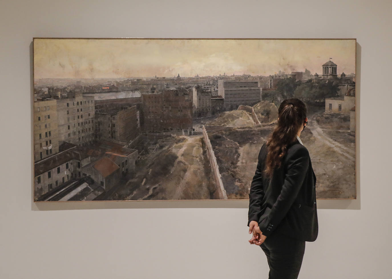 El artista de Tomelloso expone por primera vez con la pintora María Moreno, recientemente fallecida. La muestra aborda la belleza, el cuerpo humano, la gran ciudad, el interior doméstico, la mirada al mundo desde la ventana… 