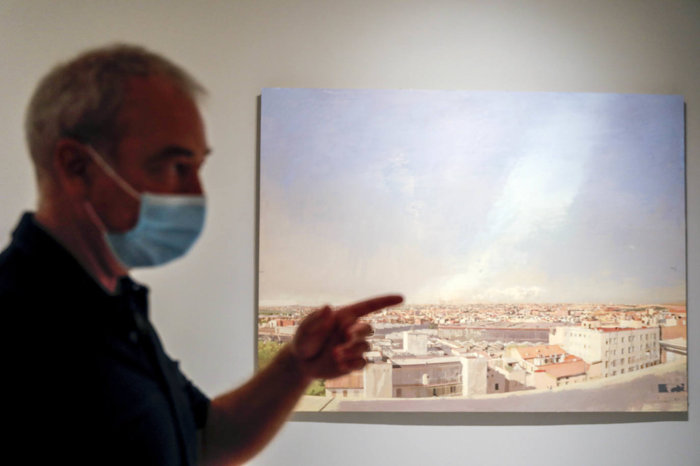 El artista de Tomelloso expone por primera vez con la pintora María Moreno, recientemente fallecida. La muestra aborda la belleza, el cuerpo humano, la gran ciudad, el interior doméstico, la mirada al mundo desde la ventana… 