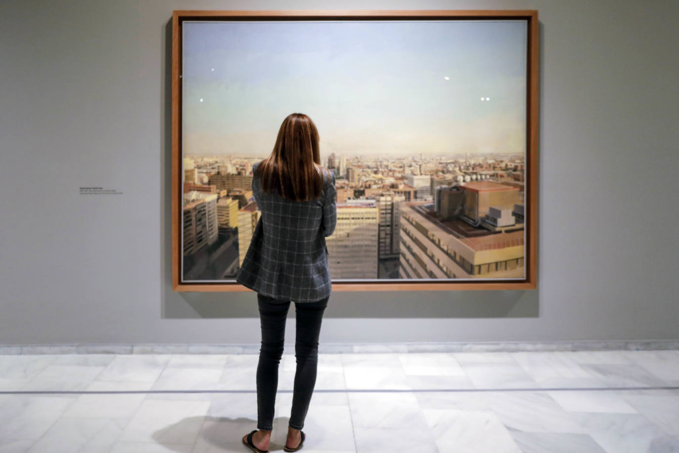 El artista de Tomelloso expone por primera vez con la pintora María Moreno, recientemente fallecida. La muestra aborda la belleza, el cuerpo humano, la gran ciudad, el interior doméstico, la mirada al mundo desde la ventana… 