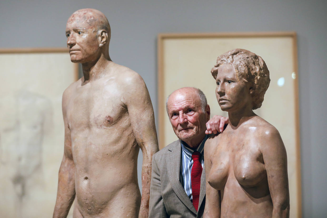 El artista de Tomelloso expone por primera vez con la pintora María Moreno, recientemente fallecida. La muestra aborda la belleza, el cuerpo humano, la gran ciudad, el interior doméstico, la mirada al mundo desde la ventana… 