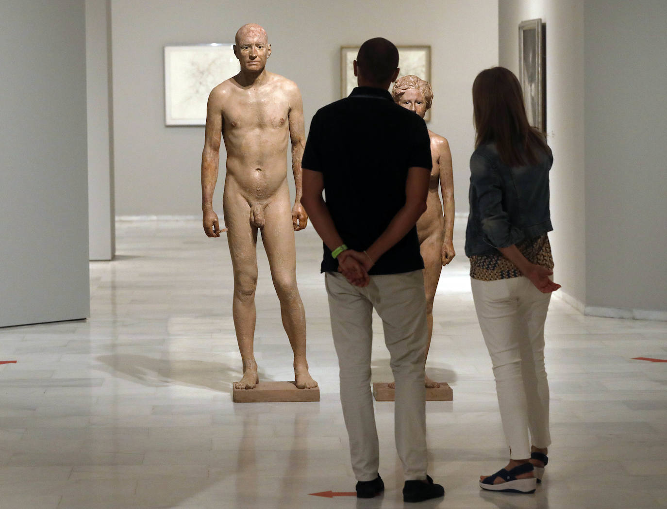 El artista de Tomelloso expone por primera vez con la pintora María Moreno, recientemente fallecida. La muestra aborda la belleza, el cuerpo humano, la gran ciudad, el interior doméstico, la mirada al mundo desde la ventana… 