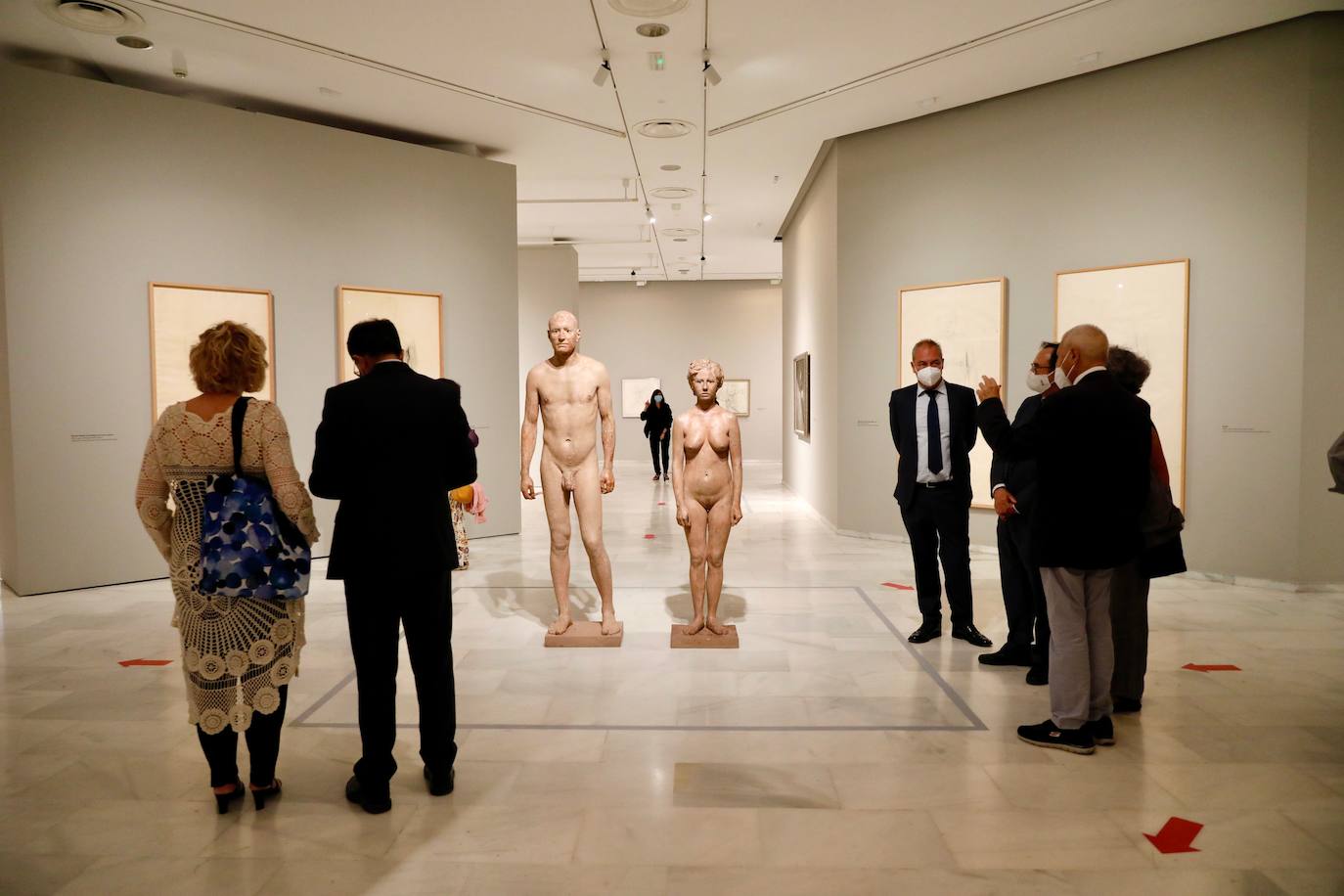 El artista de Tomelloso expone por primera vez con la pintora María Moreno, recientemente fallecida. La muestra aborda la belleza, el cuerpo humano, la gran ciudad, el interior doméstico, la mirada al mundo desde la ventana… 