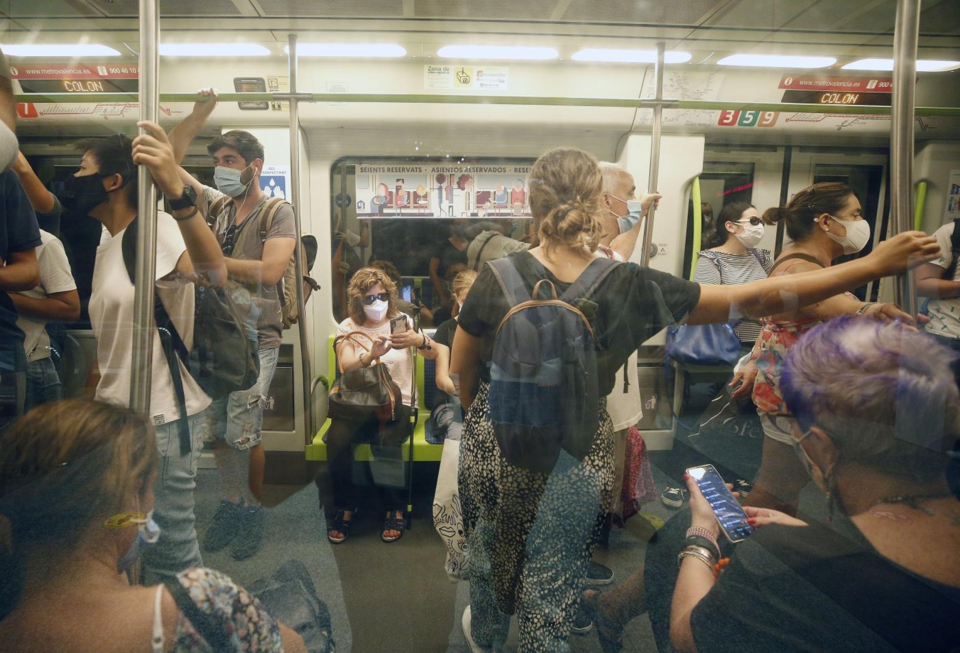 Un coche del metro en la estación de Colón. 