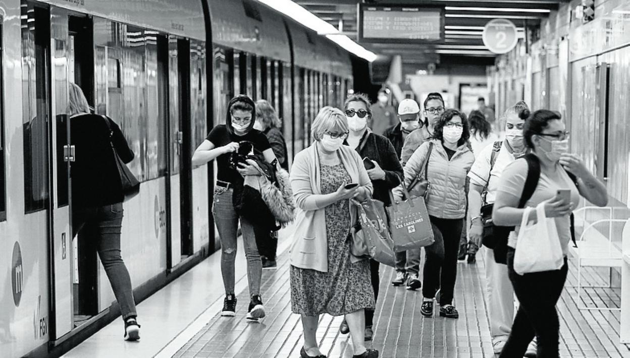 Usuarios del metro de Valencia. jesús signes