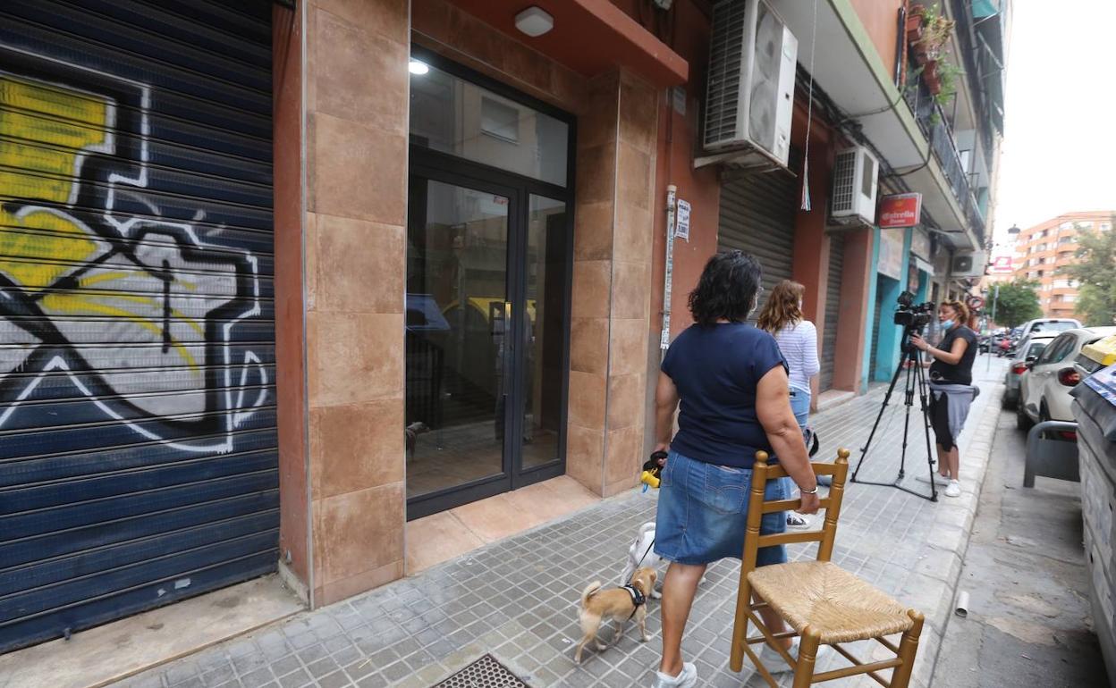 Puerta de acceso al edificio donde ha tenido lugar el crimen.