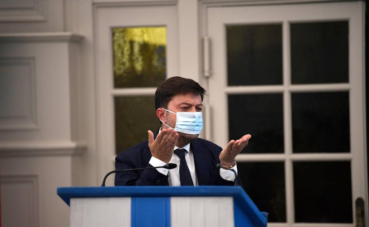 Benoit Payan, número dos del Ayuntamiento de Marsella cuestionando en rueda de prensa las medida del Gobierno francés.