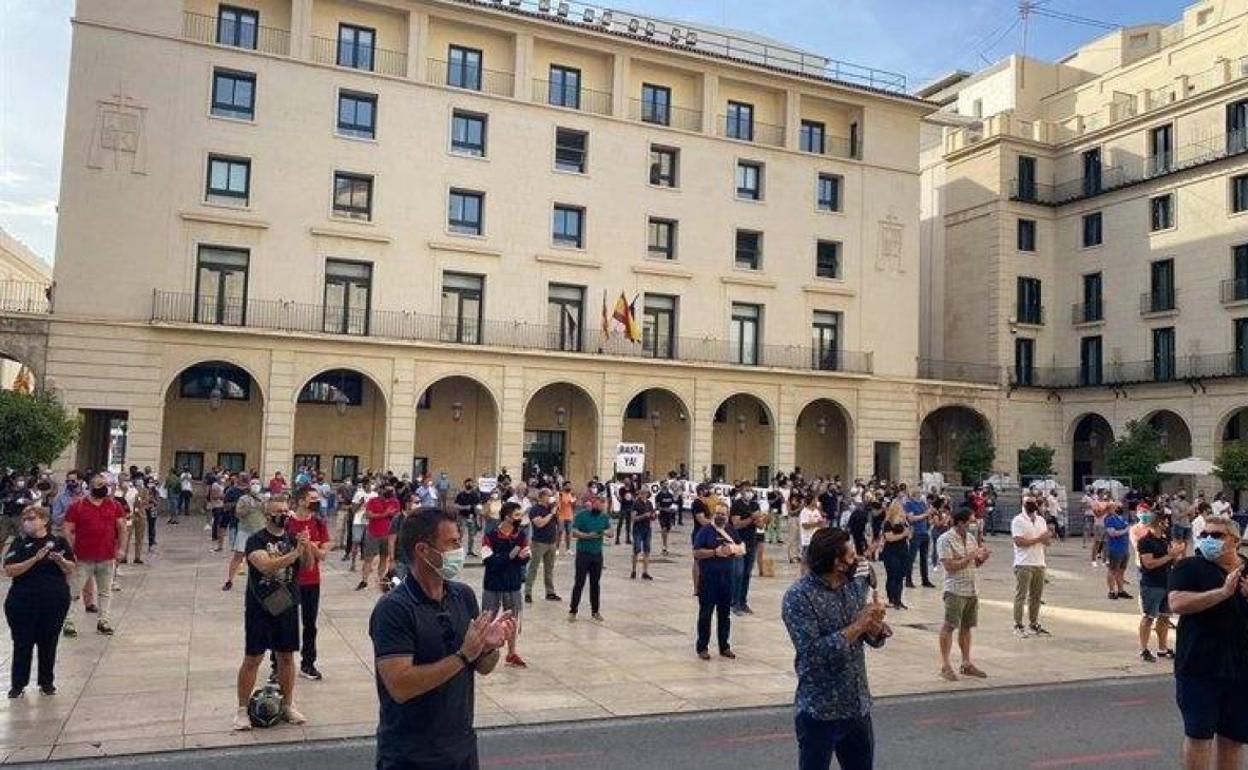 Manifestación de este jueves frente al Ayuntamiento de Alicante. 