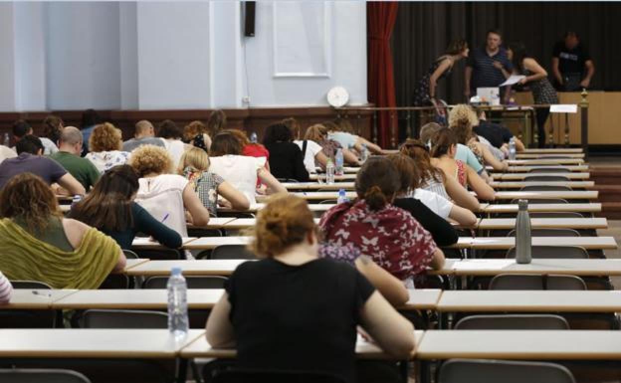 Examen de oposiciones en Valencia.